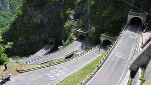 最弯曲的公路图片_8