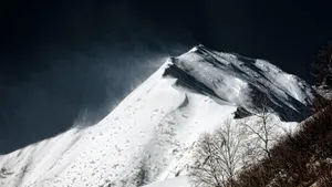 天气恶劣的雪山图片_2