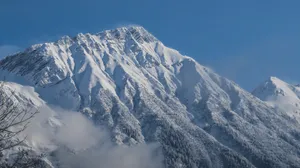 天气恶劣的雪山图片_3