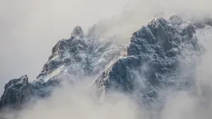 天气恶劣的雪山图片_4