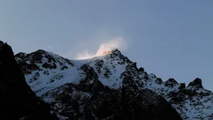 天气恶劣的雪山图片_5
