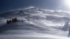 天气恶劣的雪山图片_7