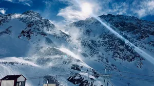 天气恶劣的雪山图片_8