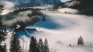 天气恶劣的雪山图片_9