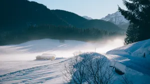 天气恶劣的雪山图片_10