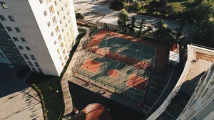 高清空旷的篮球场图片_2