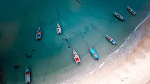 海边航拍的海滩图片_2