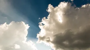 天空透过云彩的光线图片_2