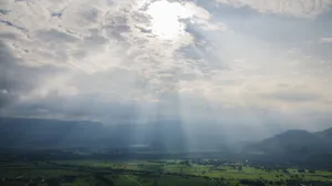 天空透过云彩的光线图片_3