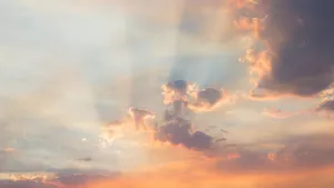 天空透过云彩的光线图片_4