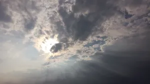天空透过云彩的光线图片_11
