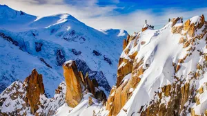 雄伟壮观的雪山图片_2