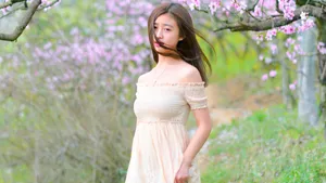 野外肉感美女图片_2