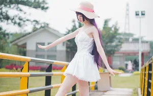清凉白嫩美女户外写真图片