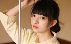 黄色衬衫少女图片_2
