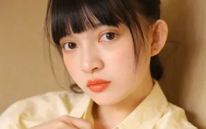黄色衬衫少女图片_3