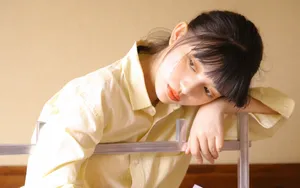 黄色衬衫少女图片_7