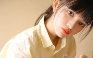 黄色衬衫少女图片_8