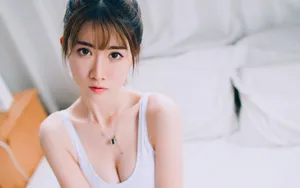 白皙性感小美女桌面壁纸_2