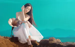 文艺性感美女海边写真图片