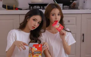 双胞胎美女姐妹花图片