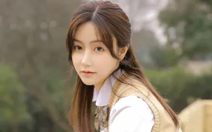 乖巧文静的美女图片壁纸_7