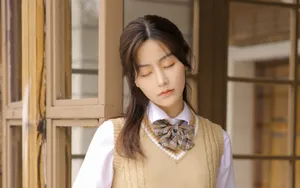 乖巧文静的美女图片壁纸_9