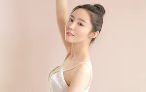 练习舞蹈的美女图片