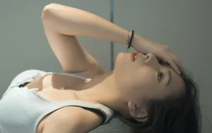 清爽性感美女图片壁纸_5