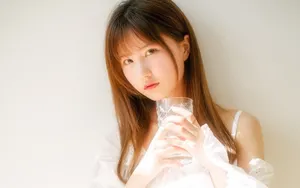 清晨美女起床图片壁纸