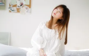 清晨美女起床图片壁纸_2