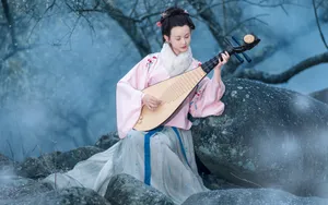 弹琵琶的古装美女图片_2