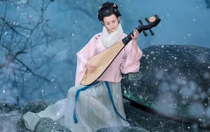 弹琵琶的古装美女图片_3