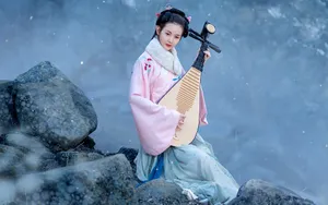 弹琵琶的古装美女图片_4