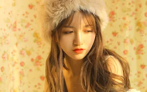 美女黄色背景高清图片