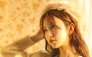 美女黄色背景高清图片_2