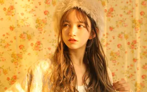 美女黄色背景高清图片_3
