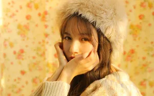 美女黄色背景高清图片_4