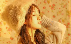 美女黄色背景高清图片_5