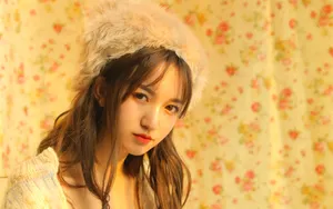 美女黄色背景高清图片_7