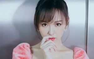 低胸装美女唐嫣图片_2