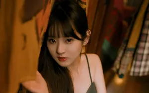 吊带裙美女诱人写真图片_3
