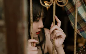 吊带裙美女诱人写真图片_5