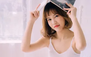 短发美女清凉吊带私房照图片_2
