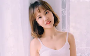 短发美女清凉吊带私房照图片_5