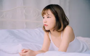 短发美女清凉吊带私房照图片_8