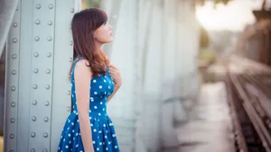 蓝色连衣裙美女图片_2