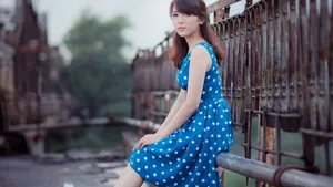 蓝色连衣裙美女图片_4
