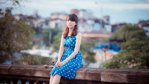 蓝色连衣裙美女图片_8