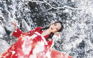 冬季冰雪汉服美女图片_3